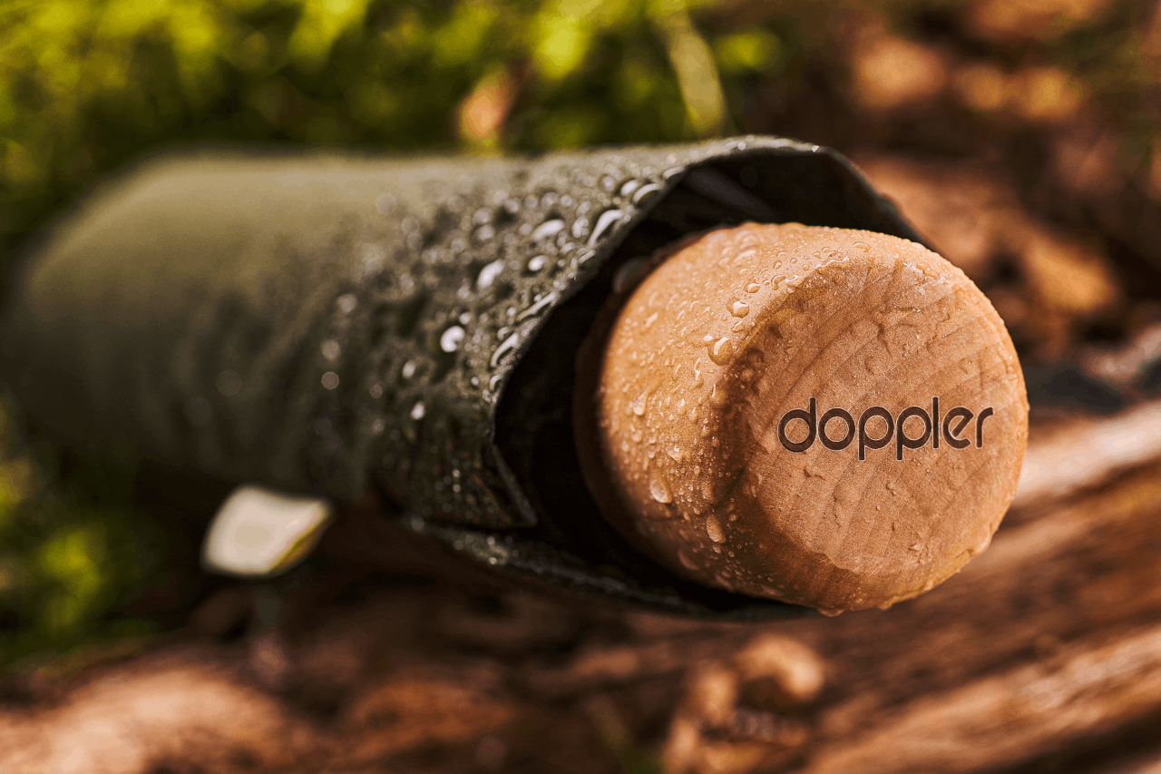 <p>Il manico personalizzabile degli ombrelli della “Nature Collection” è in legno proveniente da foreste sostenibili e reca la certificazione Fsc</p>
